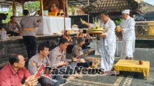 Tingkatkan Iman dan Taqwa, Personel Polres Tabanan Laksanakan Persembahyangan Rahina Suci Sugian Jawa di Pura Kertha Bhuwana