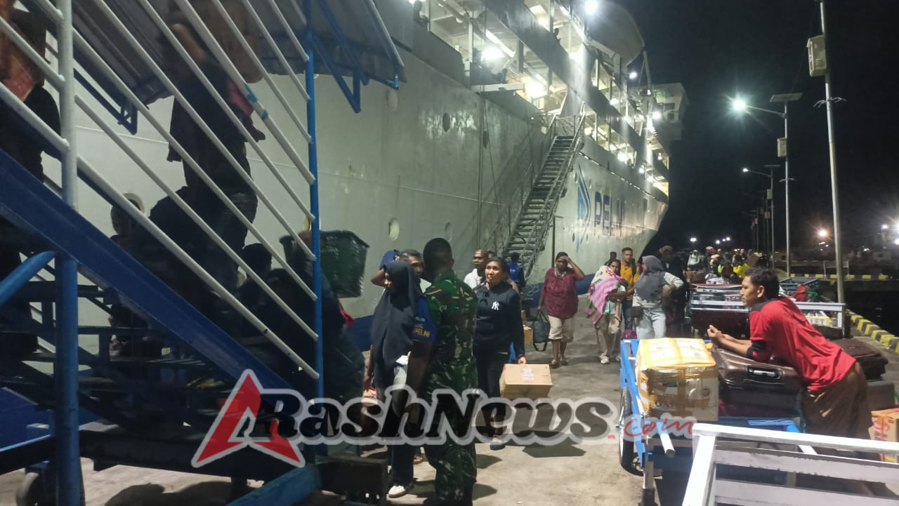 Babinsa Koramil 1624-01/Larantuka Bersinergi Amankan Aktivitas Kapal KM. Tidar di Pelabuhan PELNI Larantuka