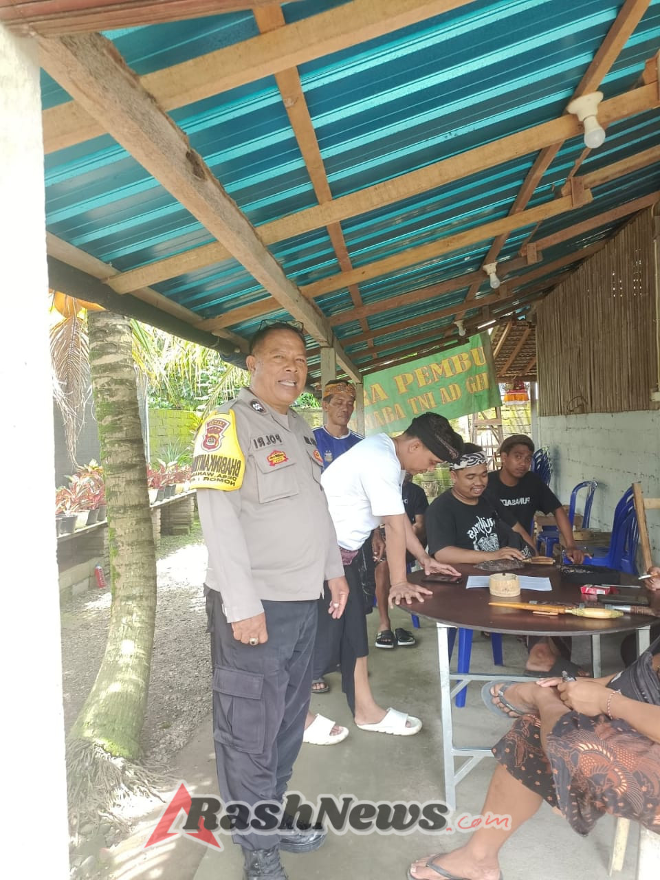 Jalin Kedekatan, Bhabinkamtibmas Desa Wanasari Sambangi Warga Banjar Wanasari Belodan