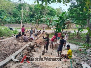 Babinsa Koramil 01/Loli Bersama Warga Gotong Royong Cor Rabat Jalan di Desa Malata