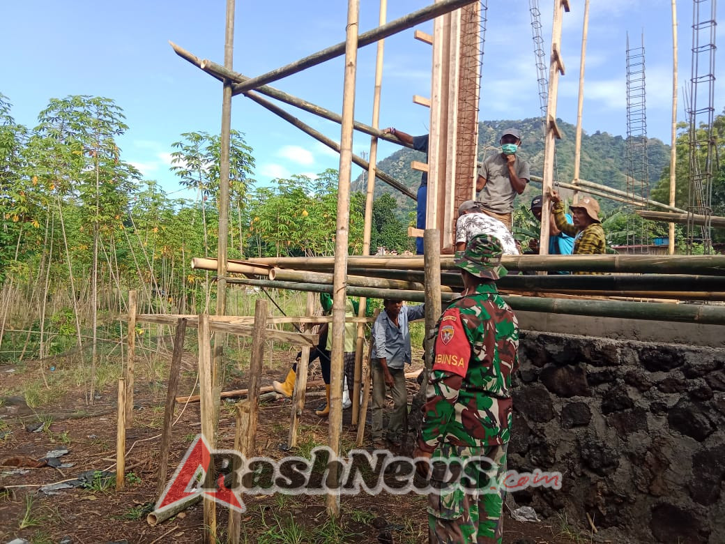 Masyarakat Antusias, Babinsa Koramil Maurole Gelar Karya Bhakti di Dusun 1 Desa Kanganara