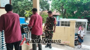 Babinsa Ende Selatan Laksanakan Pamwil dan Sosialisasi Kamtibmas Saat Distribusi MBG