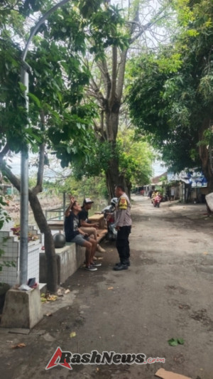 Bhabinkamtibmas Sambangi Warga Bantaran Sungai, Antisipasi Bahaya Banjir dan Tanah Longsor di Musim Hujan