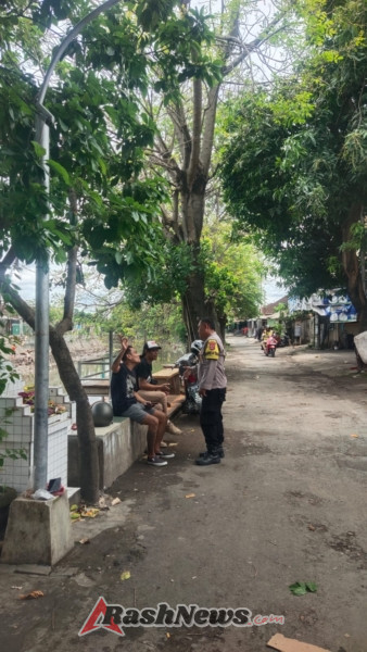 Bhabinkamtibmas Sambangi Warga Bantaran Sungai, Antisipasi Bahaya Banjir dan Tanah Longsor di Musim Hujan
