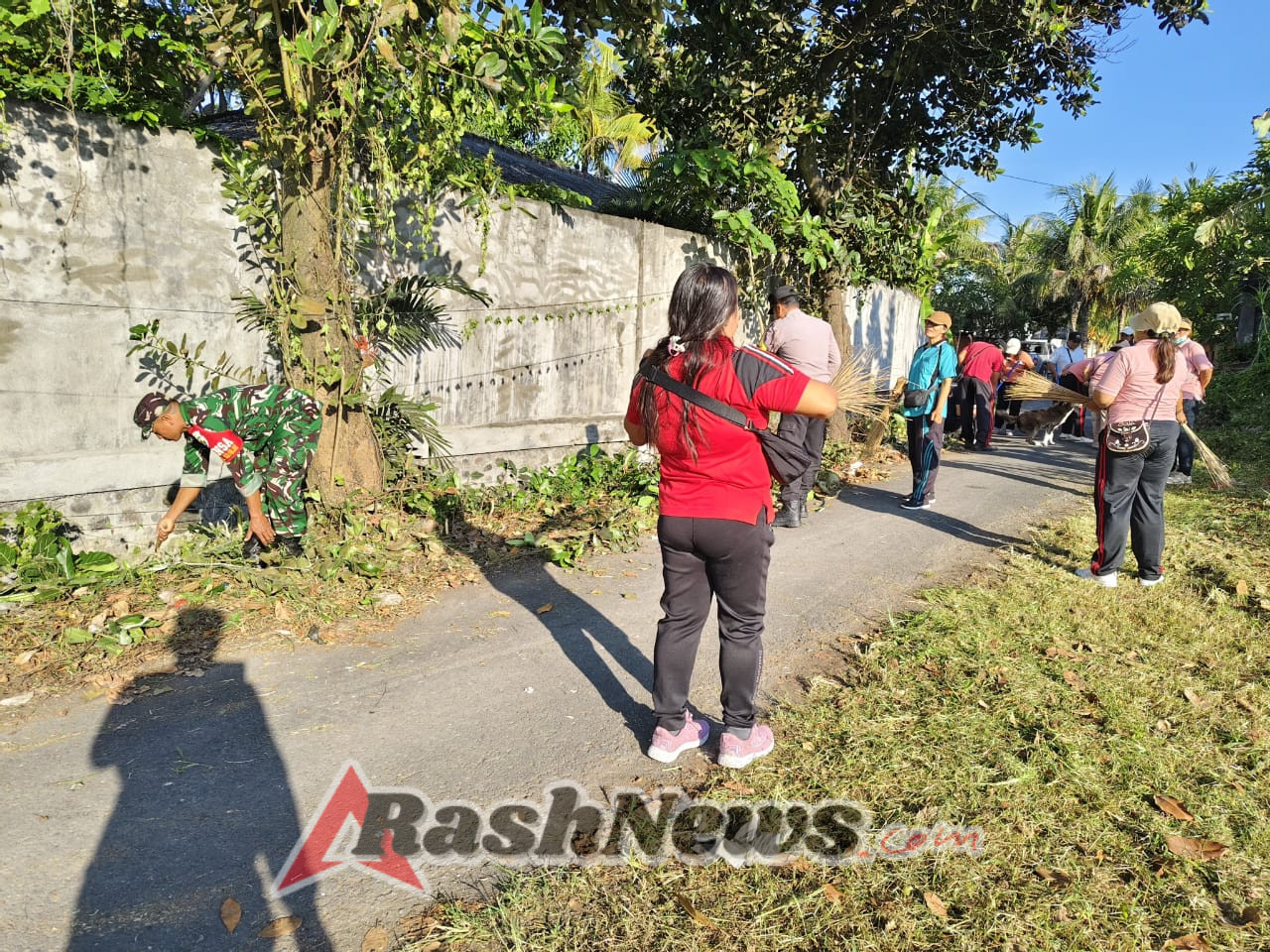 Gotong Royong, Babinsa Negari Bersama Pemdes Siap Sukseskan Event Pesona Negari Tahun 2025