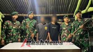 Warga Asumanu Serahkan Dua Senjata Rakitan ke Satgas Pamtas Yonarmed 12 Kostrad