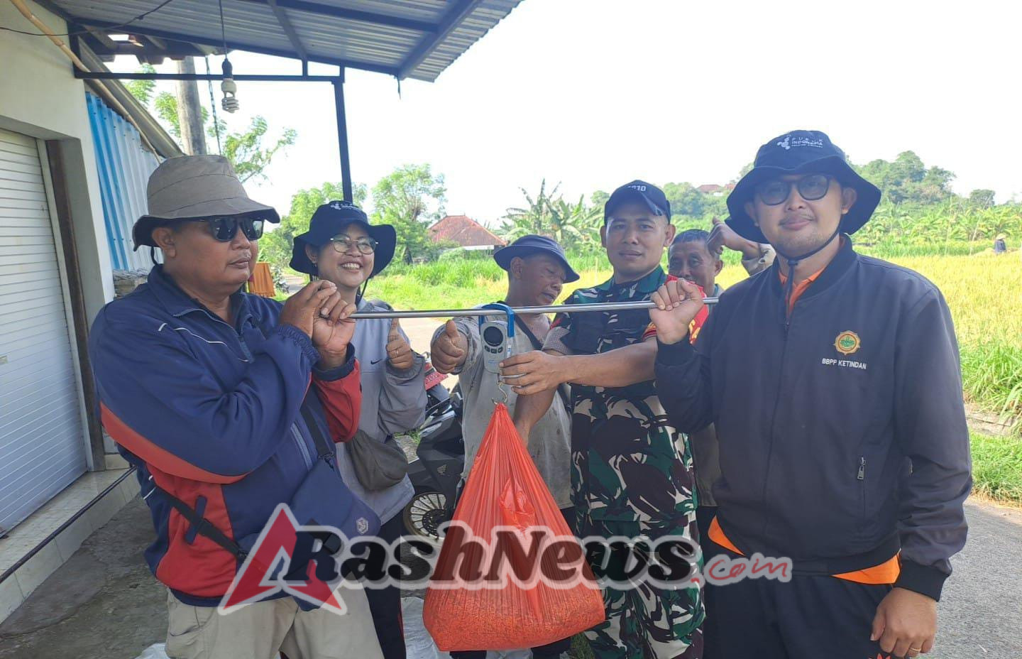Sinergi TNI Dan Petani Sukseskan Hanpangan, Babinsa Dawan Klod Hadir Di Subak Dawan Dampingi Pengubinan
