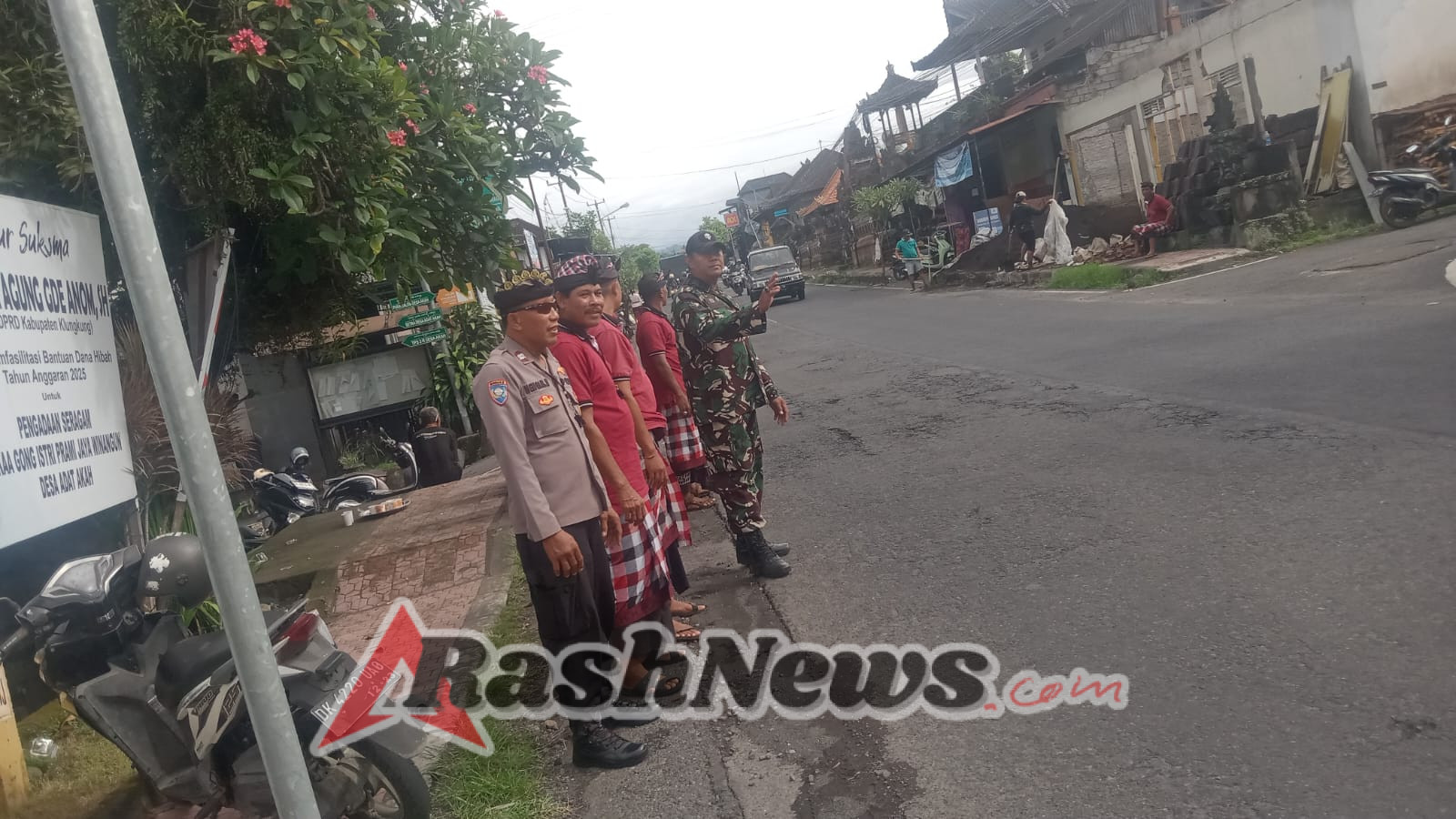 Sinergitas TNI Ditengah Tradisi, Babinsa Akah Amankan Upacara keagamaan Di Pura Puseh