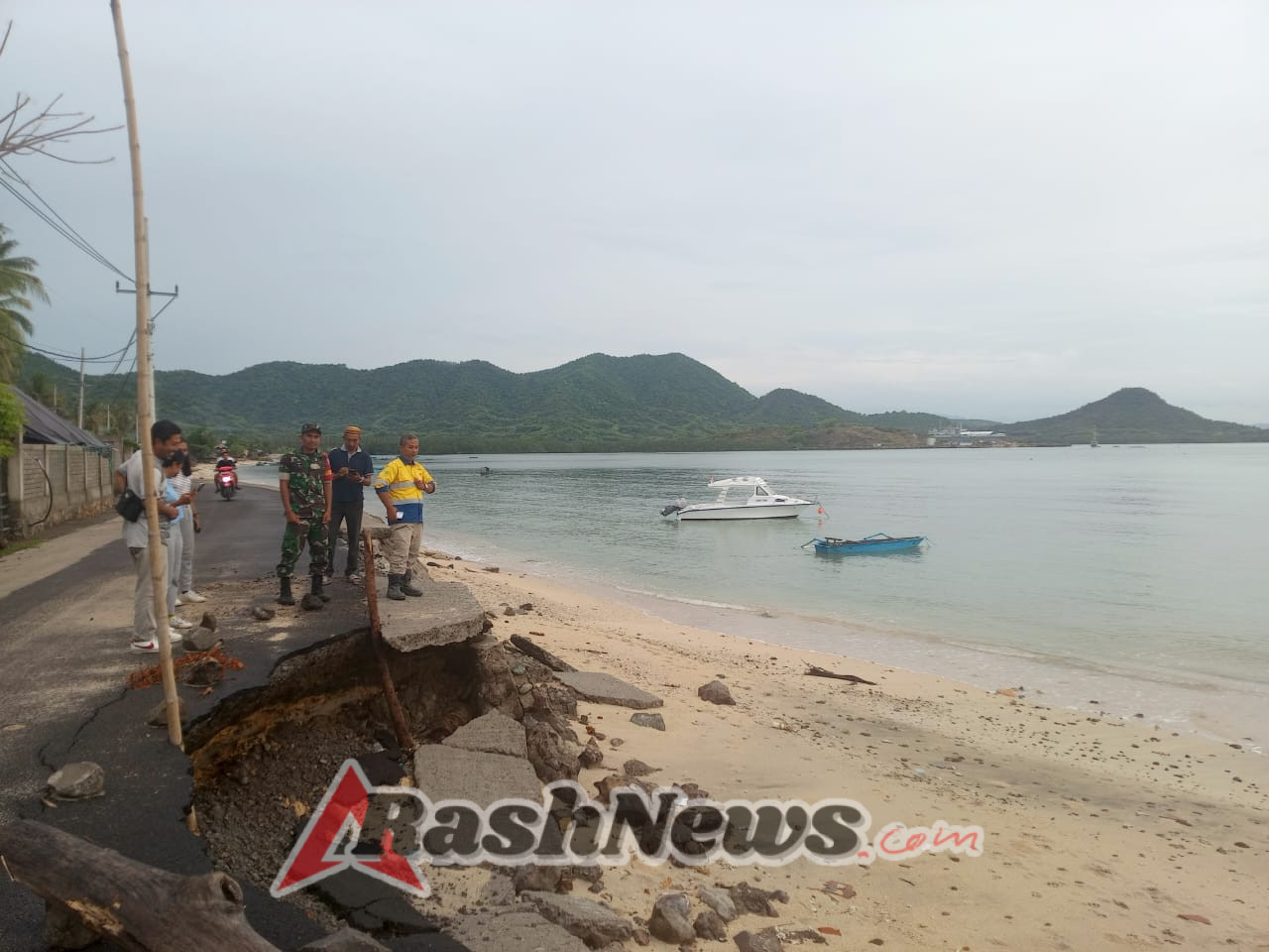 Respons Cepat Babinsa dan Pemerintah Desa Atasi Kerusakan Tanggul di Labuhan Kertasari