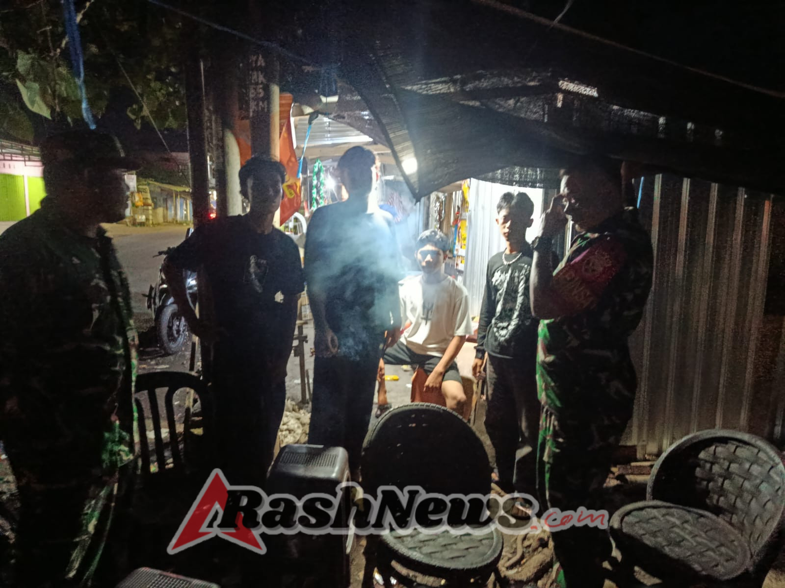 Babinsa Koramil 08/Praya Timur Patroli Malam Sasar Dua Desa