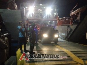 Babinsa Pantai Baru Amankan Kedatangan KM Garda Maritim 3 dari Kupang di Pelabuhan Fery