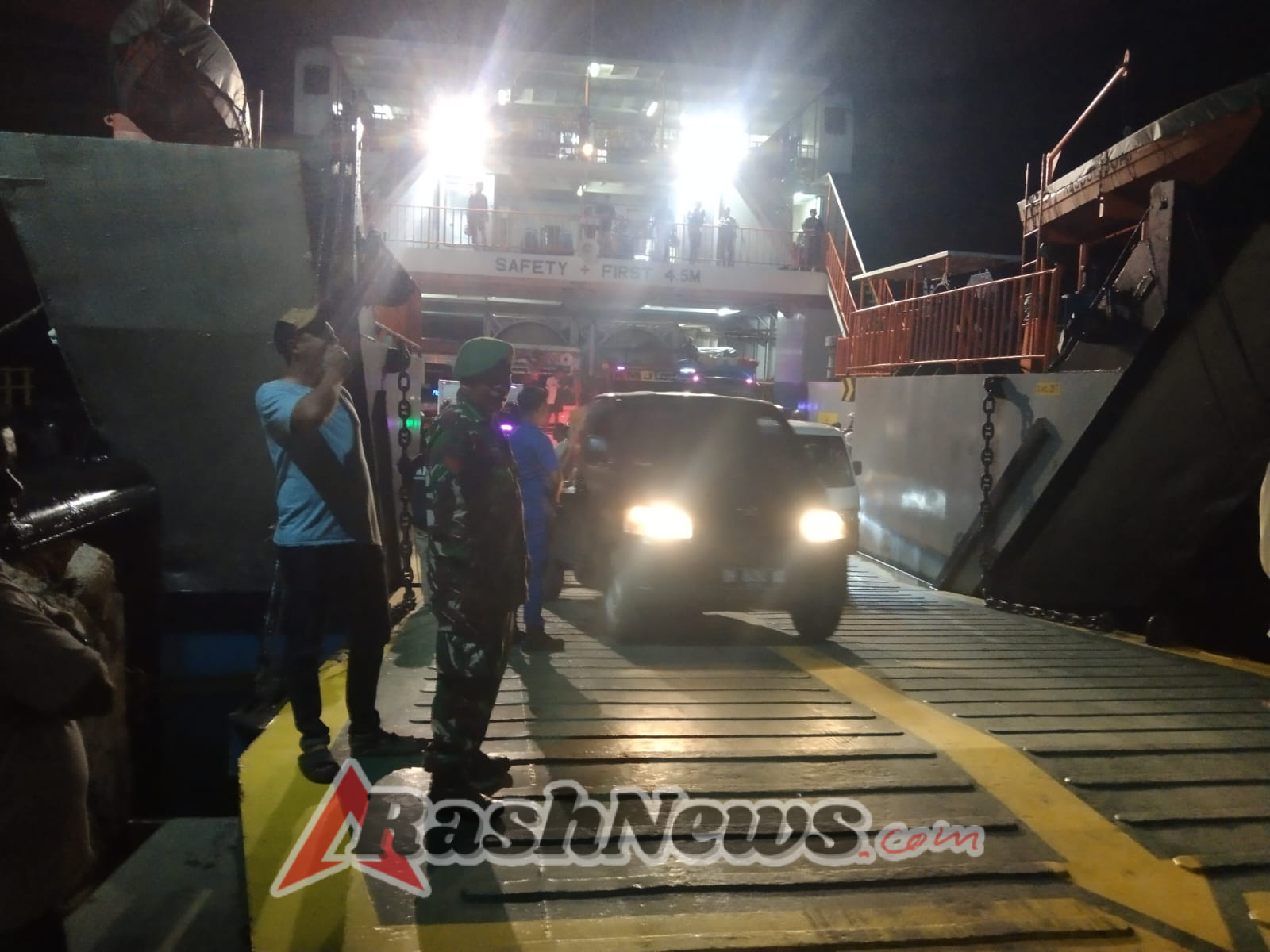 Babinsa Pantai Baru Amankan Kedatangan KM Garda Maritim 3 dari Kupang di Pelabuhan Fery