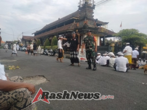 Babinsa Semarapura Kaja  Gelar Pengamanan  Persembahyangan Sugihan Jawa  Hadirkan Rasa Aman Dan Nyaman