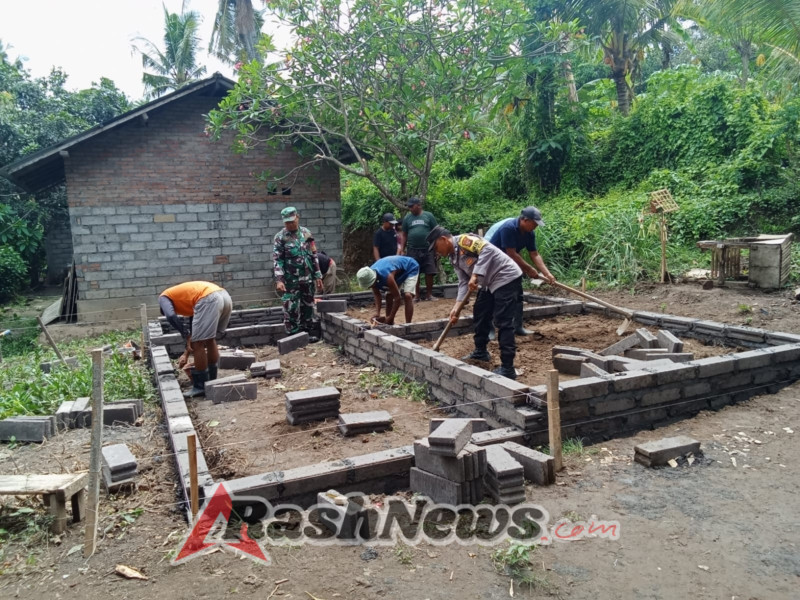 Peduli Sesama, Danramil Sawan dan Anggota TNI Dukung Penuh Kegiatan Bedah Rumah di Kecamatan Sawan