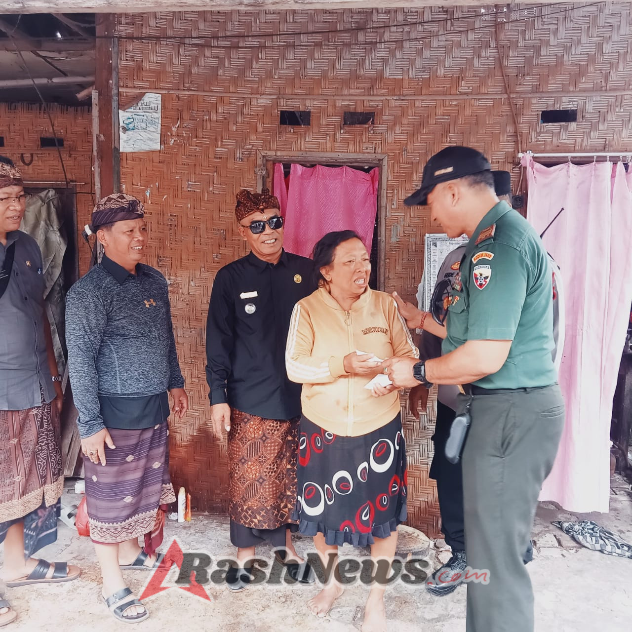 Hangatnya Kepedulian di Pagi Hari, Babinsa dan Forkopimcam Buleleng Salurkan Bantuan di Rumah Disabilitas Kaliuntu