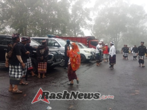 Babinsa Desa Sebudi dan Babinkamtibmas Desa Sebudi bersenergi Amankan Kegiatan Keagamaan.
