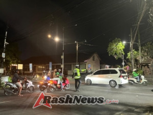 Pengaturan Lalu Lintas di Simpang Tiying Tutul Pererenan, Polsek Mengwi Ciptakan Rasa Aman Kepada Pengendara