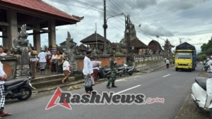 Babinsa Desa Jegu dan Pecalang Adat Ngis Jaga Keamanan Acara Piodalan