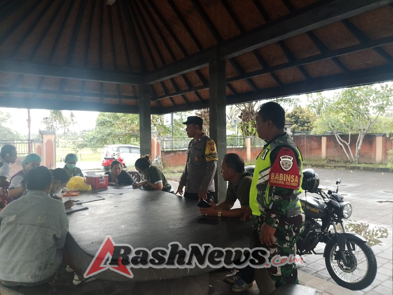 Babinsa dan Bhabinkamtibmas Pastikan Pelaksanaan VCT Mobile Berjalan Aman dan Lancar di Jembrana