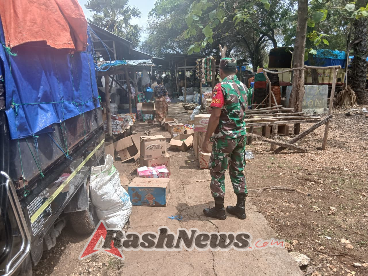 Babinsa Koramil Pantau Pasar Rakyat Batutua, Tegaskan Pentingnya Kebersihan Lingkungan