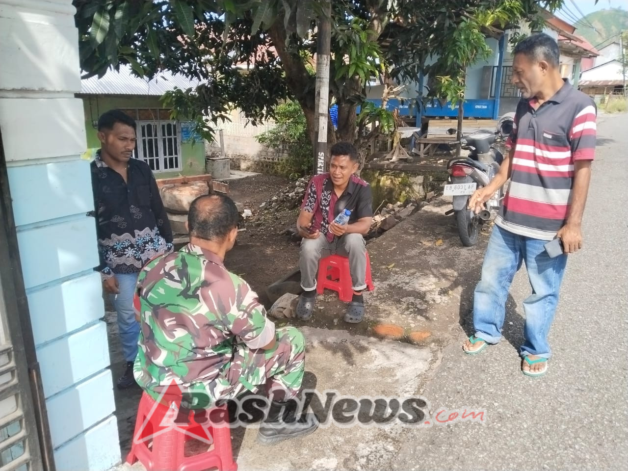 TNI-Rakyat Semakin Erat, Babinsa Koramil 1602-01/Ende Laksanakan Pamwil di Kelurahan Kota Ratu