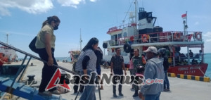 Pemantauan Arus Kedatangan dan Keberangkatan Kapal, Babinsa Ba’a Jaga Situasi Tetap Kondusif