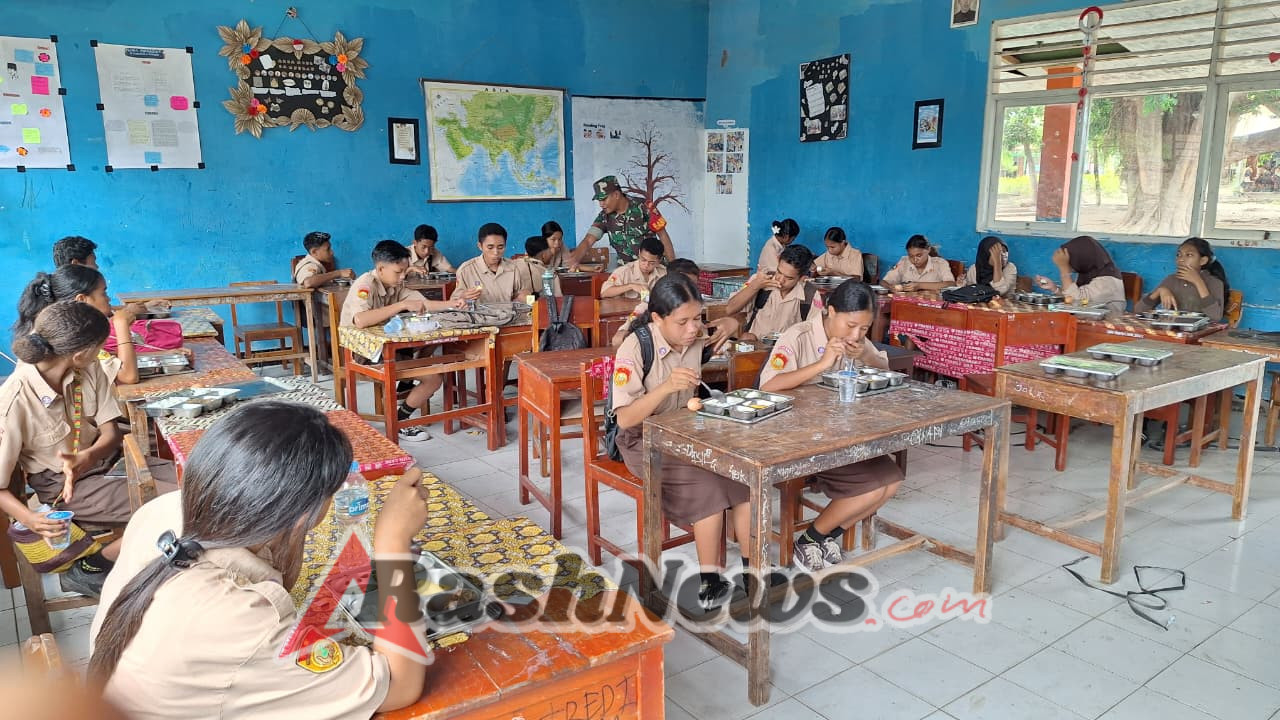 Koramil 1624-03/Lewoleba Dukung Program Makanan Bergizi Gratis, Babinsa Lakukan Pendampingan