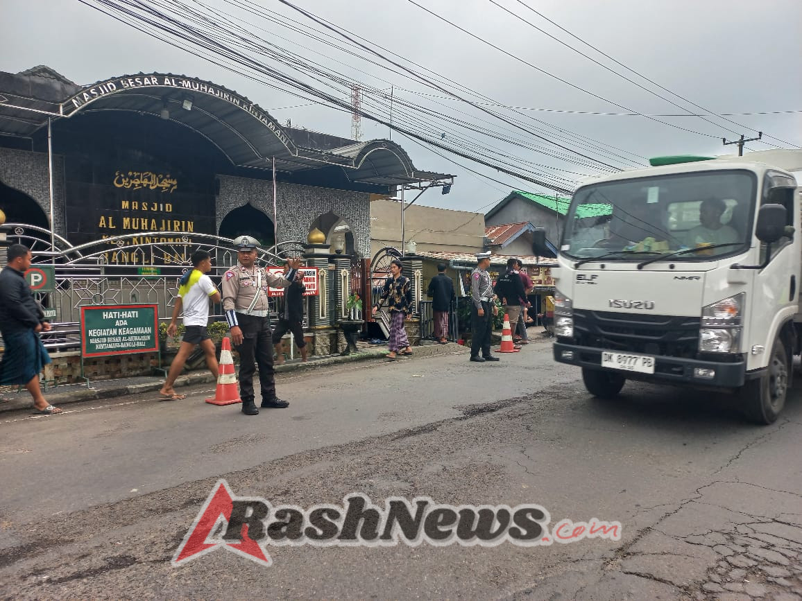 Dipimpin Pawas Polsek Kintamani Laksanakan Pengamanan Sholat Jumat di Masjid Al – Muhajirin Kintamani