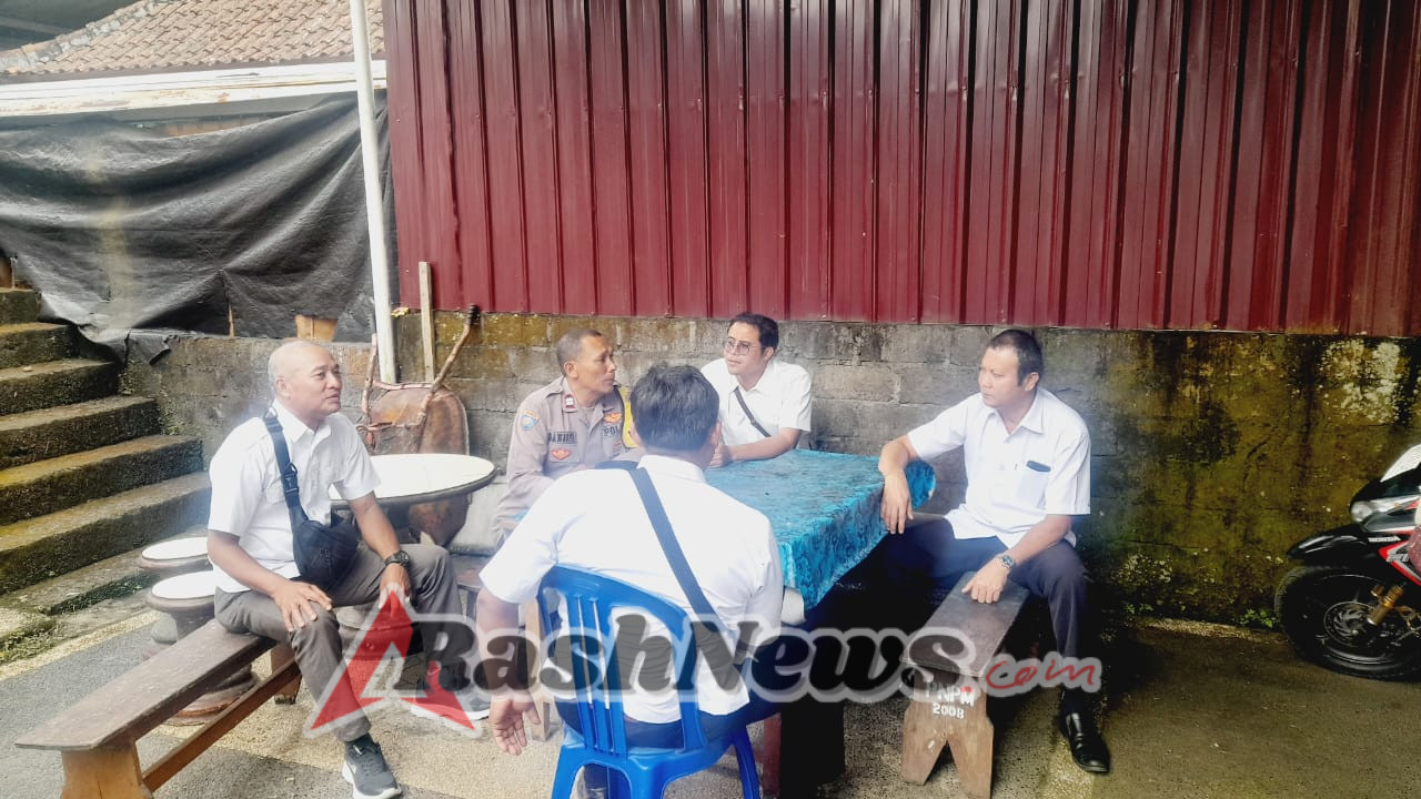 Bhabinkamtibmas Desa Macang Laksanakan Jumat Curhat dan Cooling System Bersama Staf Desa Macang.