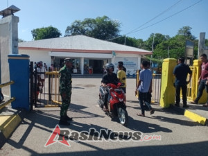 Pengamanan Kapal KM Kalibdri oleh Babinsa Rote Ndao Berjalan Tertib dan Lancar