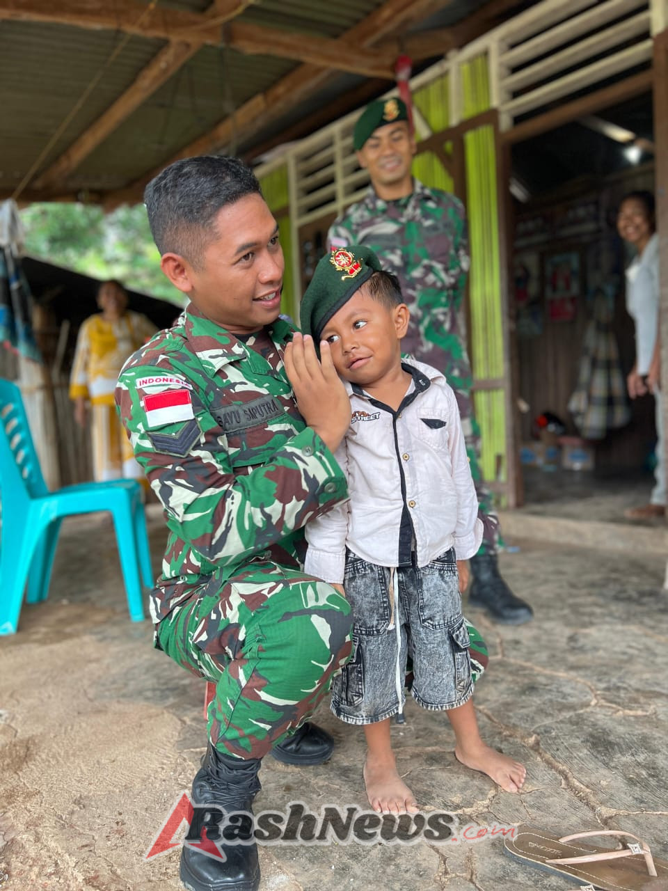 Wujud Kepedulian Satgas, Sembako Dibagikan untuk Masyarakat Sekitar Umanen
