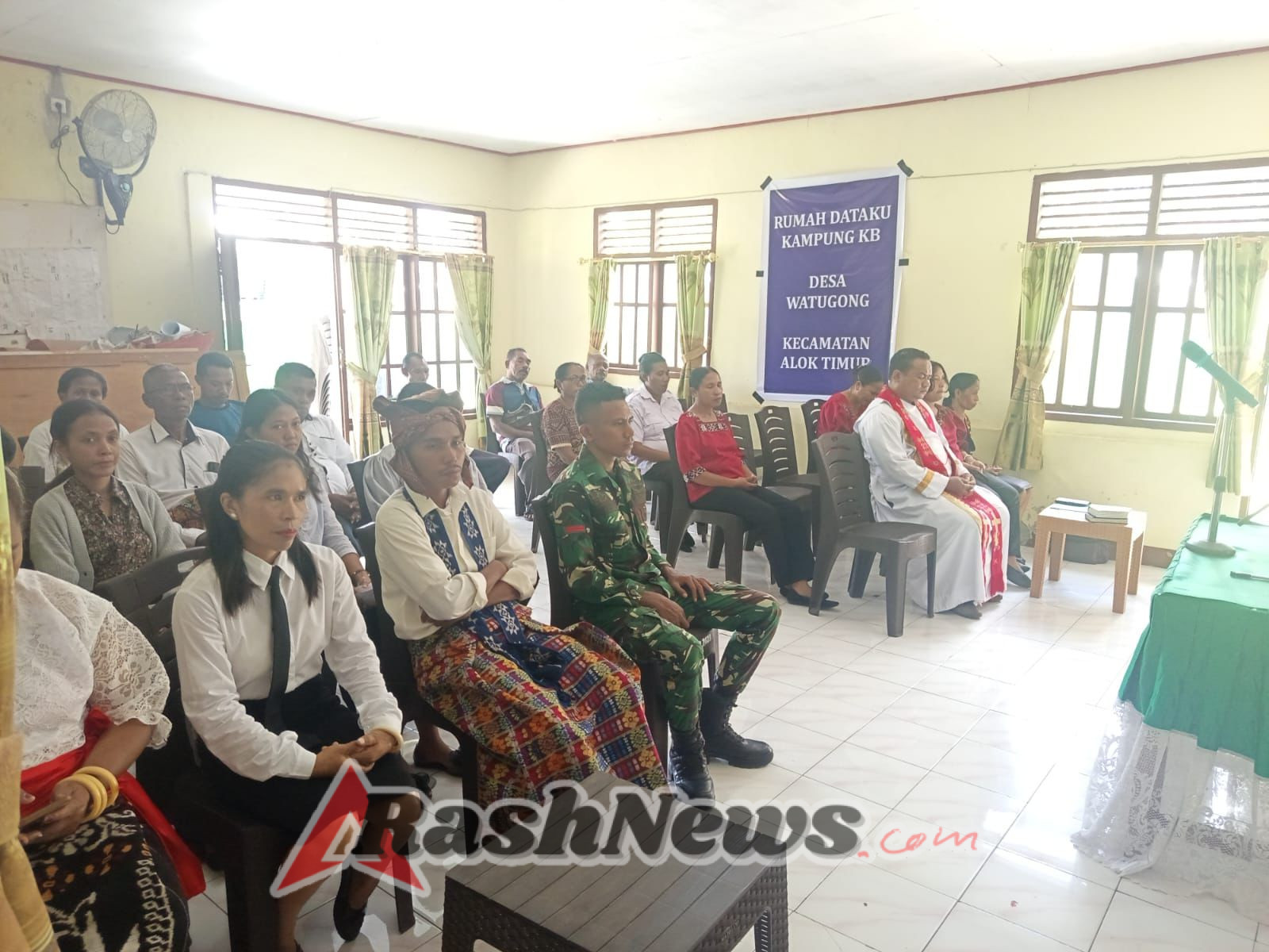 Sinergi Babinsa dan Pemerintah Desa Watugong Dalam Prosesi Resmi Pelantikan Perangkat Desa