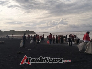 HUT Kota Singasana ke-532, Personel Koramil Kerambitan Berkontribusi dalam Aksi Bersih Pantai Kelating