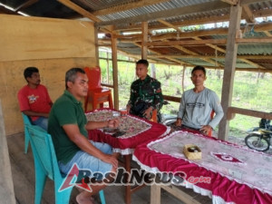 Babinsa Kodim 1601/Sumba Timur Dampingi Warga Atur Strategi Pengolahan Lahan