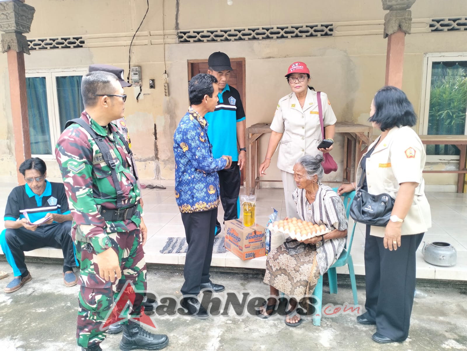 Babinsa Pikat Tegaskan Wujud Penghargaan Kepada Pejuang, Janda Veteran Di Desa Pikat Terima Tali Kasih Saat Napak Tilas Panji- Panji Dan Surat Sakti I Gusti Ngurah Rai