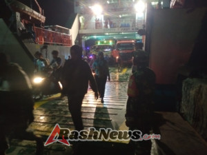 Kapal Garda Maritim 3 Sandar, Babinsa Pastikan Aktivitas Pelabuhan Berjalan Aman