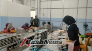 Dukung Program Gizi Nusantara, Babinsa Awasi Distribusi Bantuan di Mangge Asi