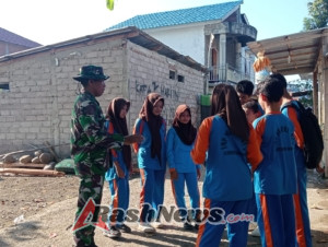 Babinsa Sawe Tegur Pelajar Keluyuran Saat Jam Sekolah