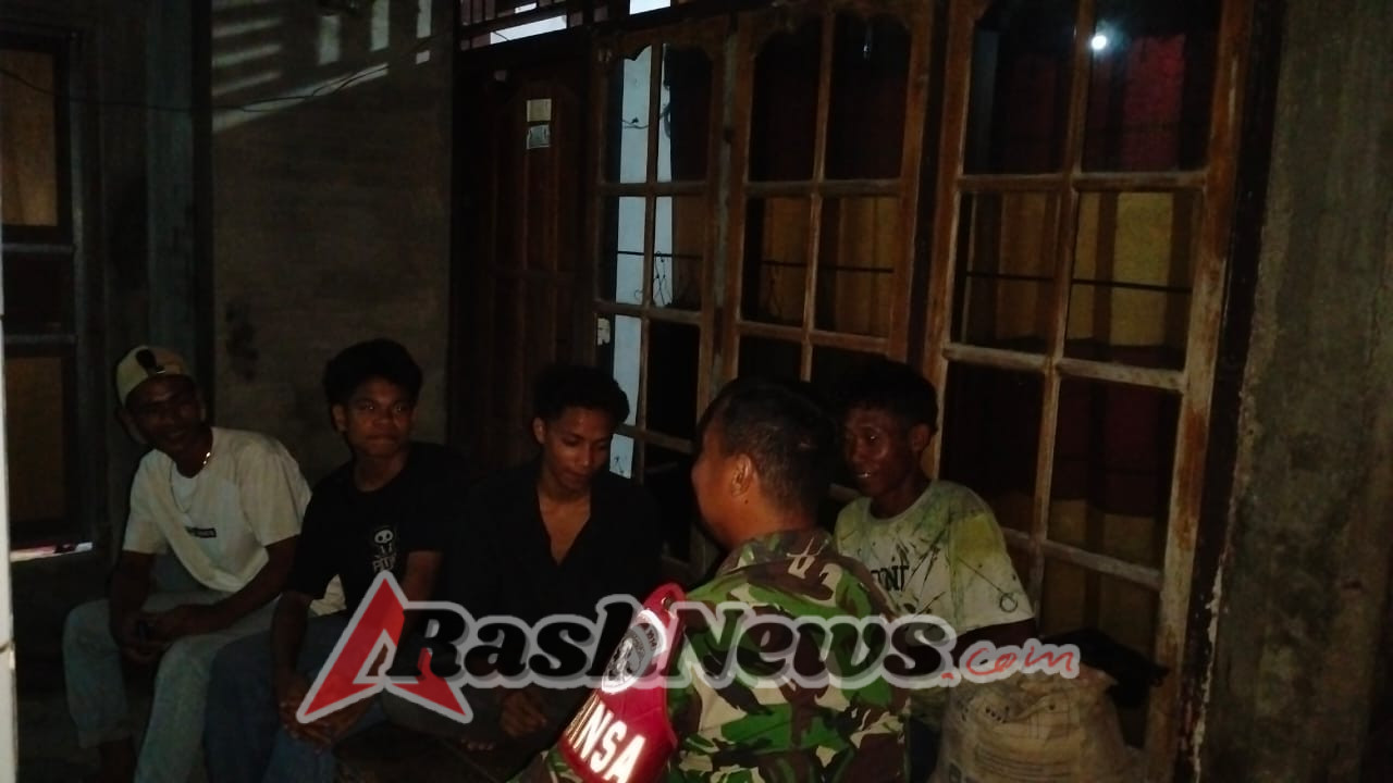 Babinsa dan Karang Taruna Sorisakolo Kompak Lakukan Ronda Malam Ciptakan Desa Aman