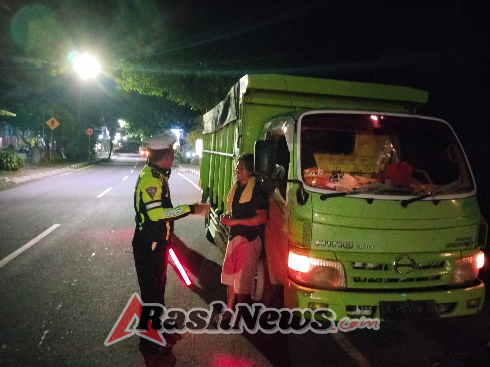 Unit Turjagwali Polres Karangasem Lakukan Patroli Blue Light Patrol dan Himbauan Parkir Truk