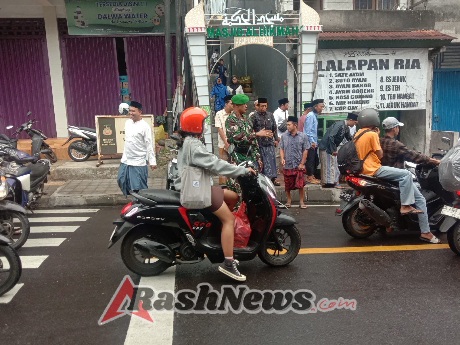 Tingkatkan Toleransi Dan Harmonisasi Dalam Keberagaman, Babinsa Semarapura Kangin Monitoring Sholat Jumat
