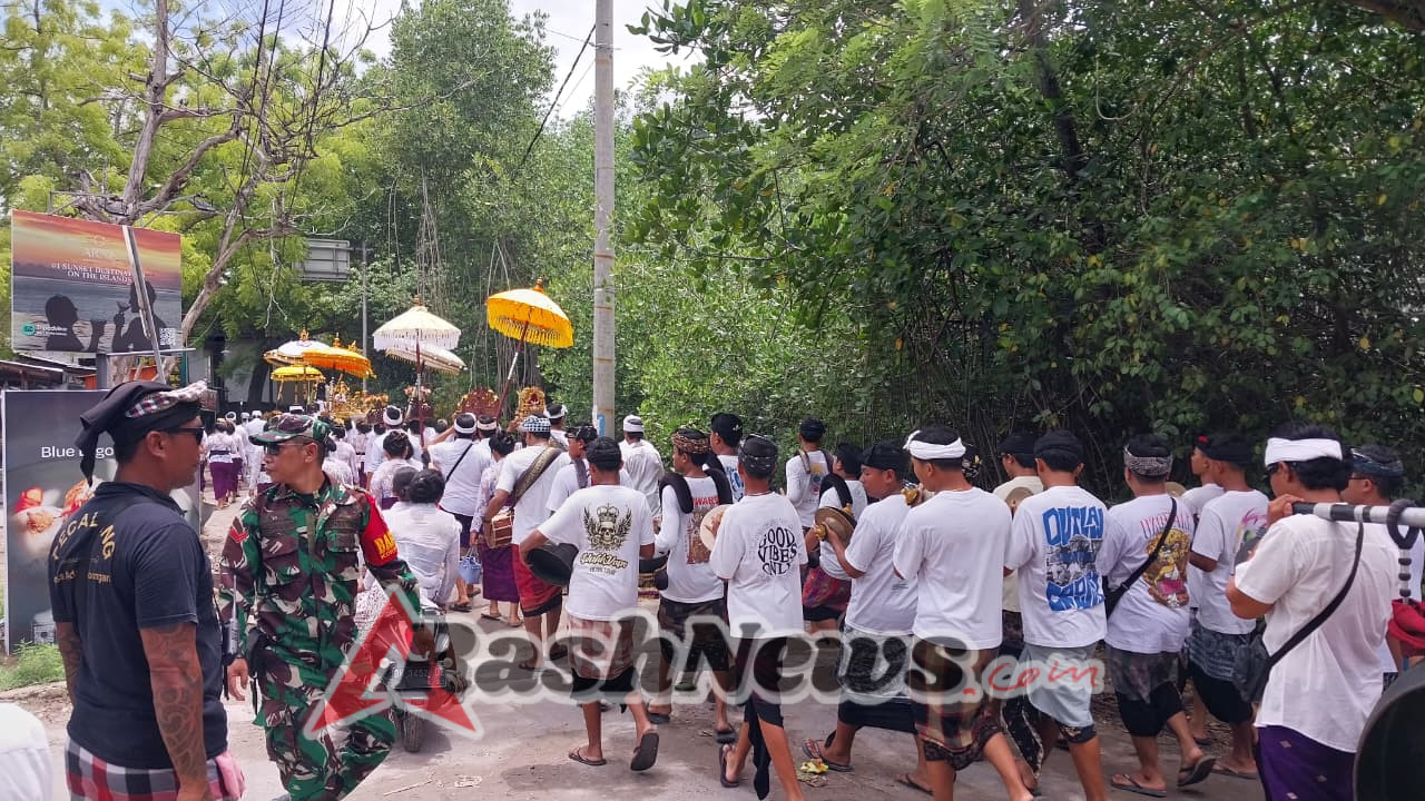 Babinsa Lembongan Kawal Melasti Wujud Nyata Sinergi Dalam Tradisi