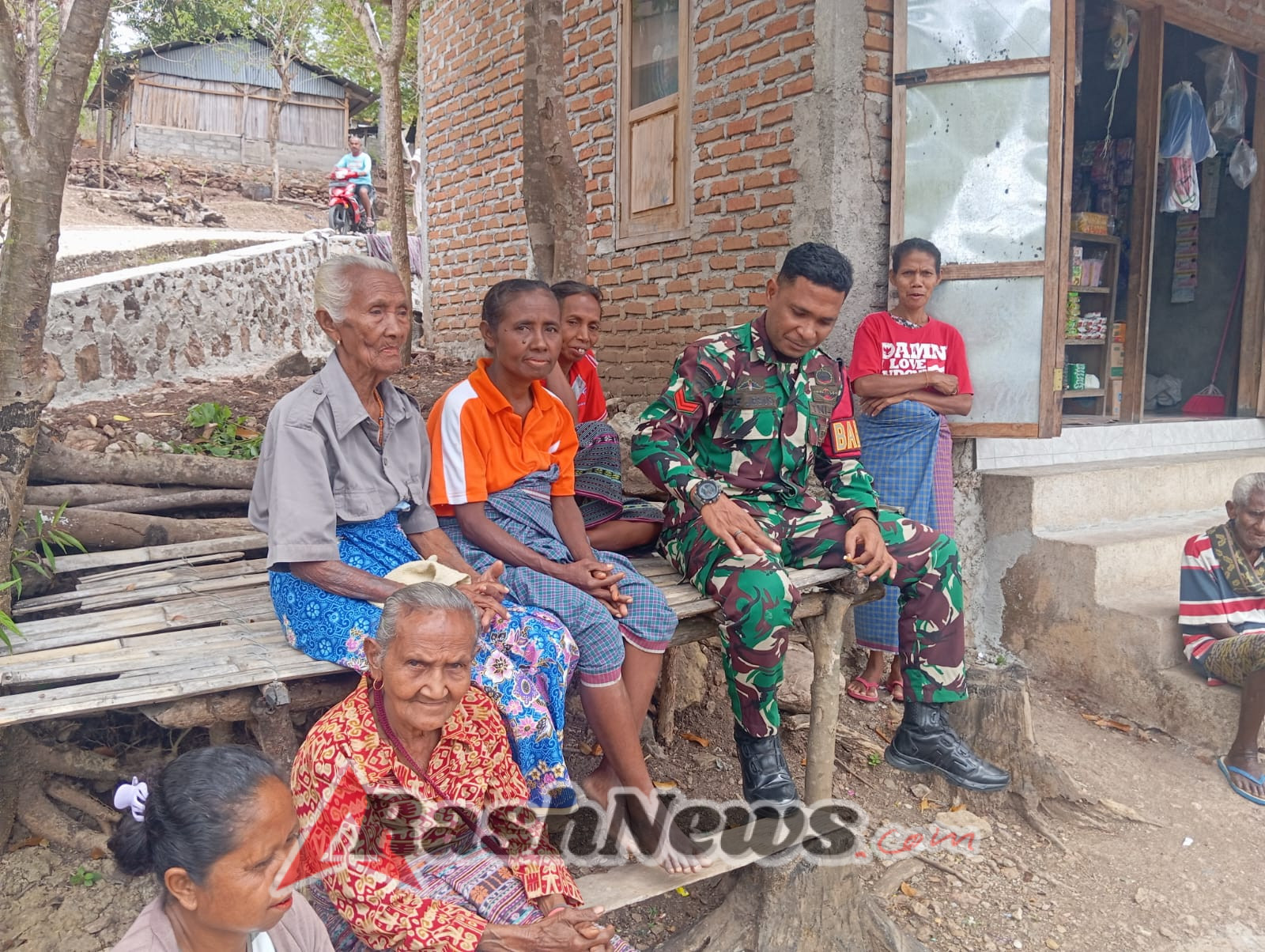 Babinsa Koramil 1618-03/Insut Imbau Warga Lansia di Desa Bakitolas Jaga Kesehatan dan Kebersihan