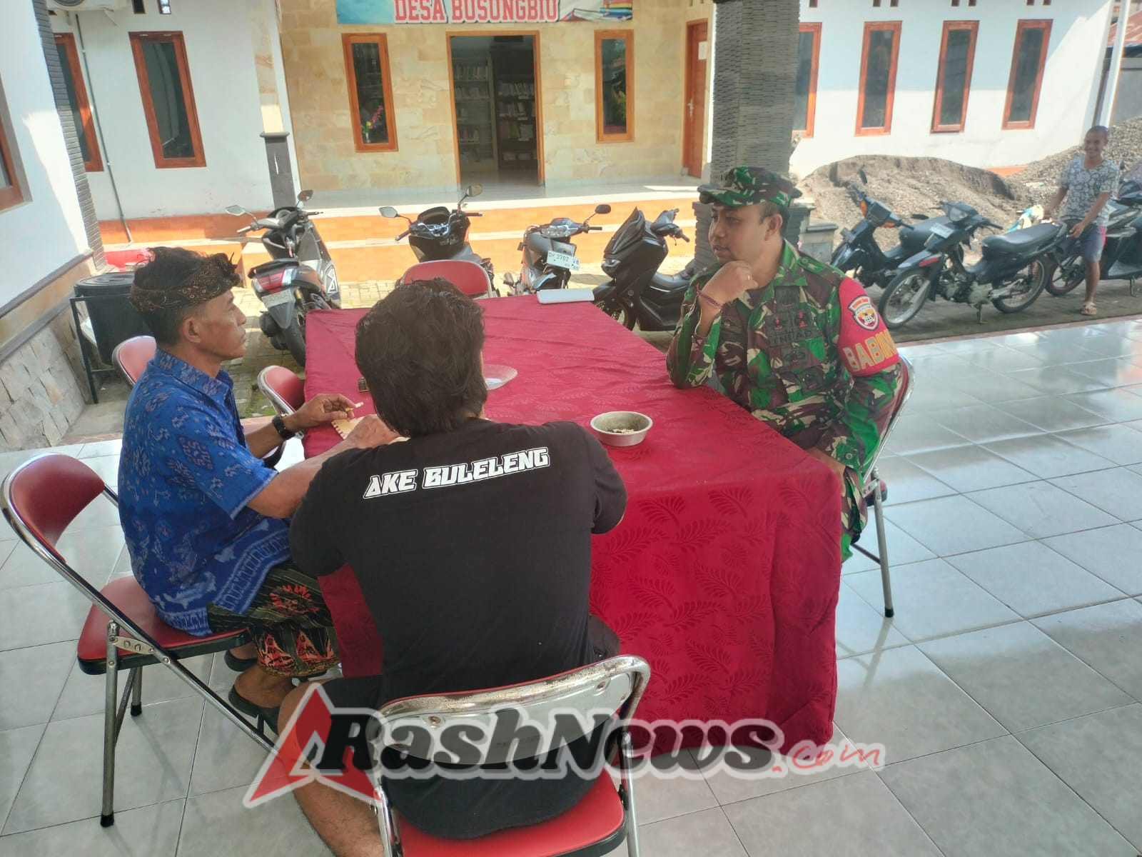 Kolaborasi Babinsa–DLH Amankan Jalur Utama, Pohon Mahuni Besar Dipangkas Bertahap