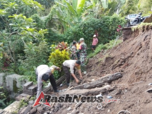 Semangat Gotong Royong,TNI, Polri, BPD  dan Masyarakat Bersatu membersihkan rumah warga yang kena longsor