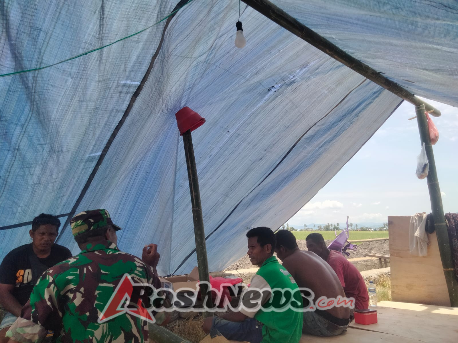 Babinsa Serka Eugenio Tingkatkan Pembinaan Teritorial Melalui Komsos di Kecamatan Aesesa