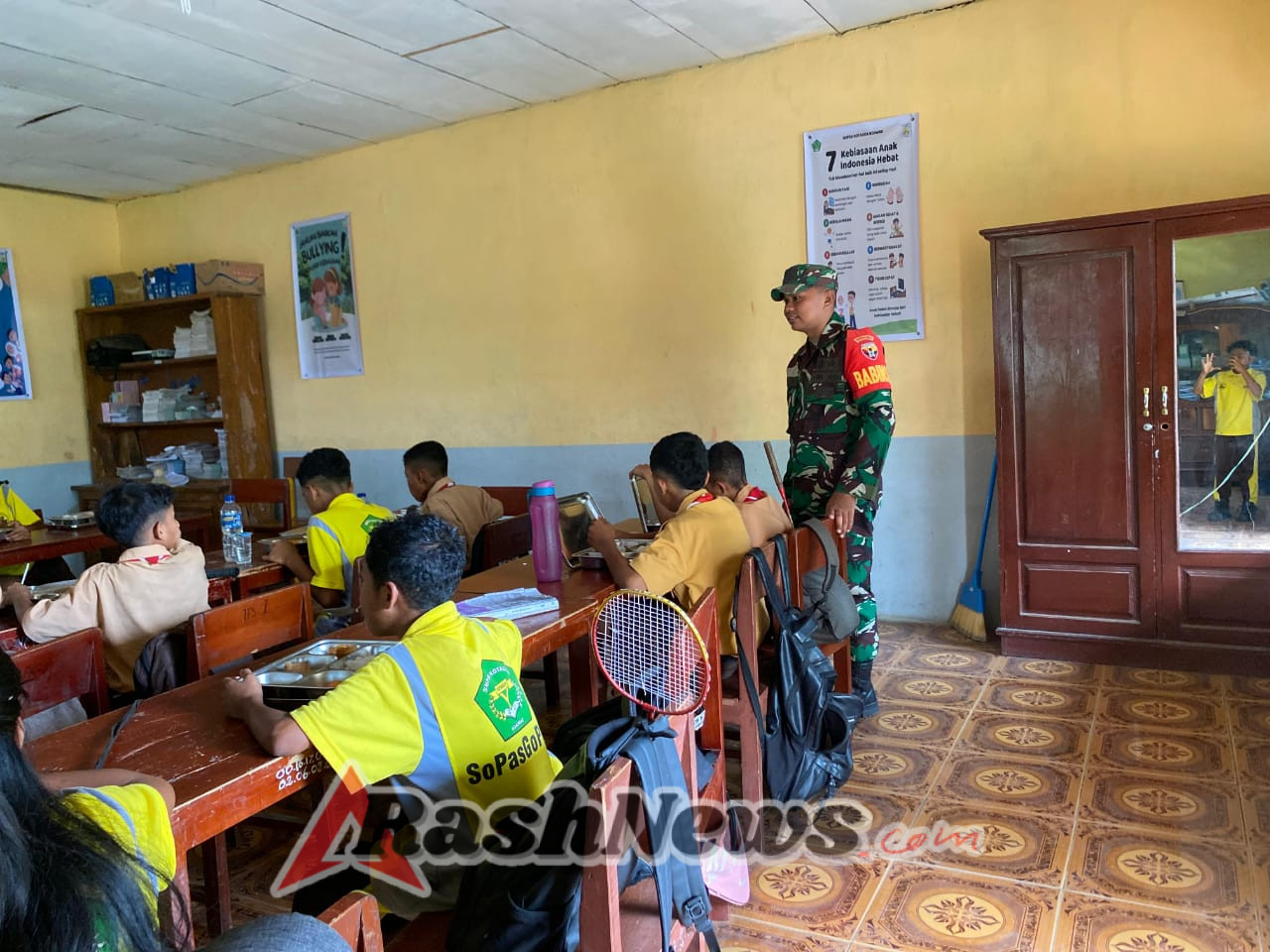 Pendampingan SPPG: Babinsa Boawae Kawal Pembagian Makanan Bergizi di Sekolah dan Posyandu