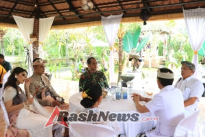 Kapolres Klungkung Hadiri Resepsi Pernikahan Personelnya.