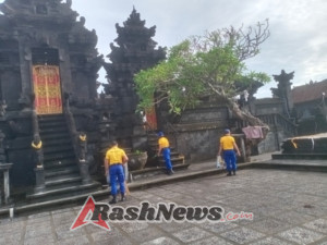 Jelang HUT ke-75, Satpolairud Polres Klungkung Gelar Bakti Sosial Bersih Tempat Ibadah di Pura Watu Klotok.