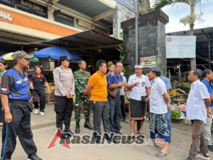 Jelang Hari Raya Galungan dan Kuningan, Babinsa 1623-01/Karangasem bersama Pemda  laksanakan sidak di Pasar.